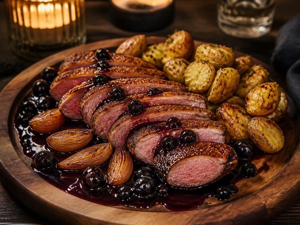 Magret de canard au cassis, échalotes confites et pommes grenailles écrasées